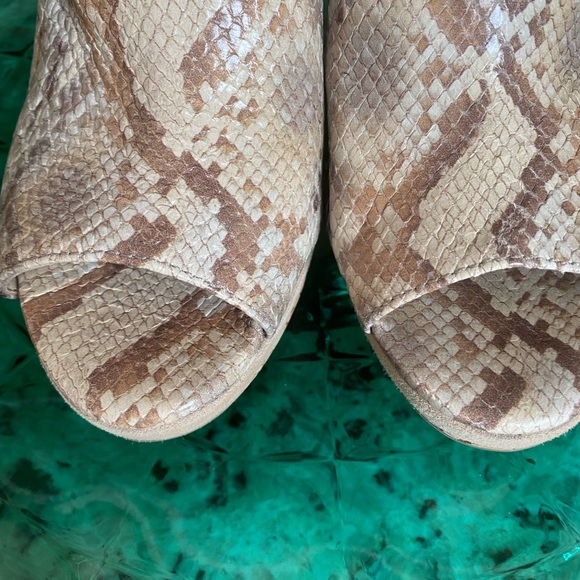 Like New! Johnston & Murphy Angie Taupe Snakeskin Leather Mules Size 6 - Picture 14 of 15